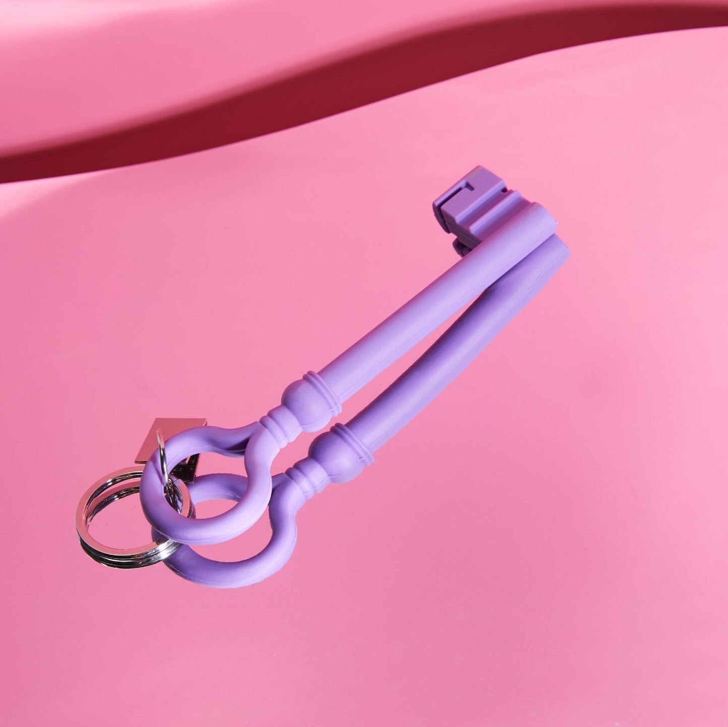 Silicone keychain in vibrant shades – a stylish, practical gift for design lovers.