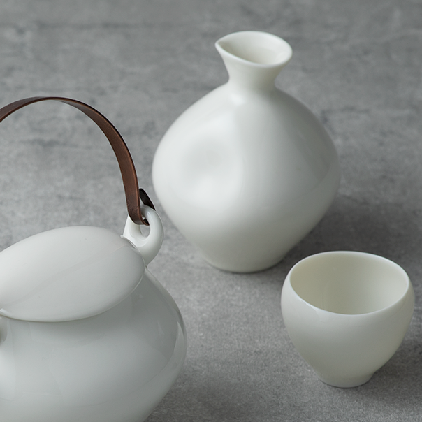Japanese Artisan Sake Bottle – Designed by Fujii Noriyuki, this porcelain sake bottle has a delicate rim and ergonomic dimples for easy pouring.