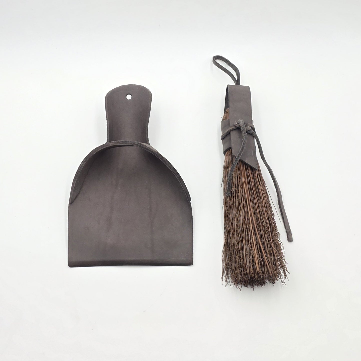 Sunhouse Craft - Pinceaux et balais - Pelle à poussière en cuir avec balais "Nesting Set"