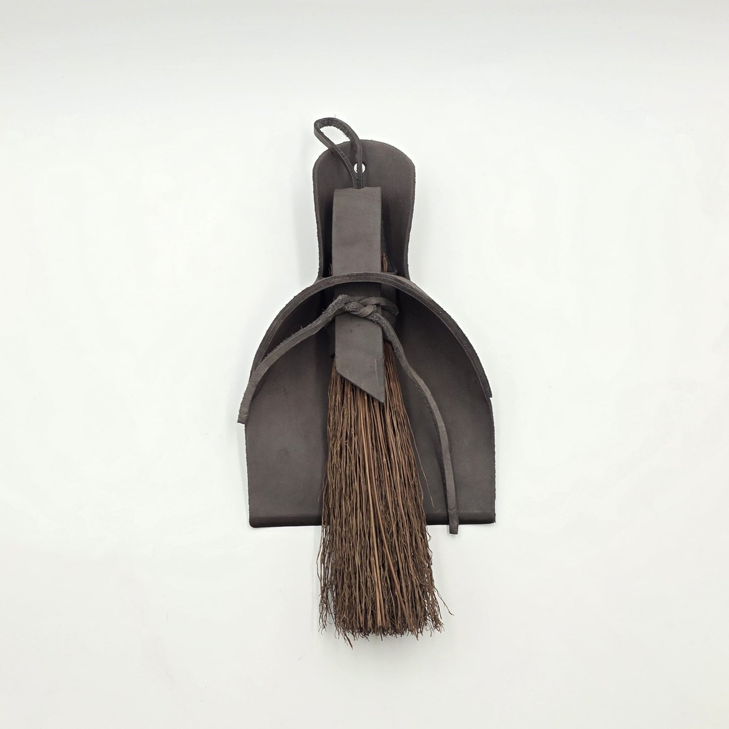 Sunhouse Craft - Pinceaux et balais - Pelle à poussière en cuir avec balais "Nesting Set"