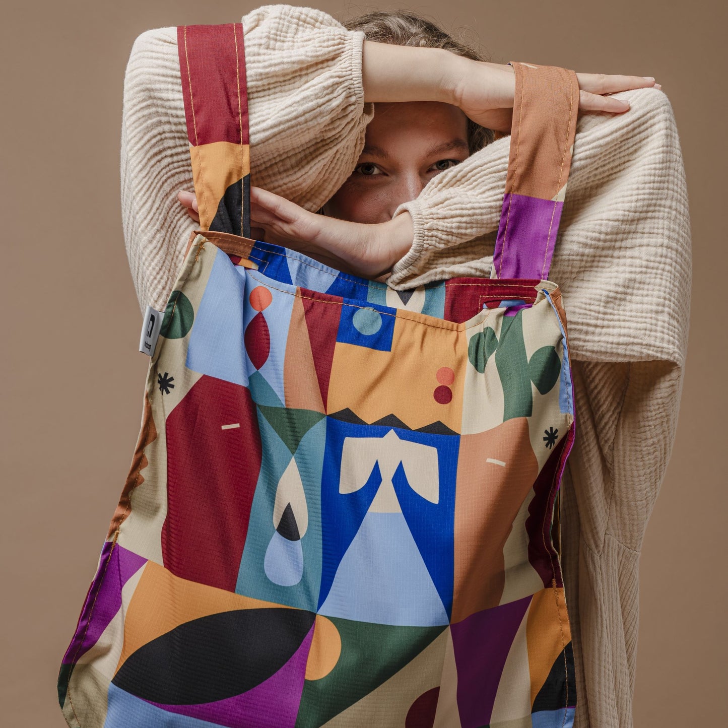 A smart combination of a bag and a backpack, foldable, lightweight and sturdy. Colourful design by Barcelona artist Judit Canela for notabag.