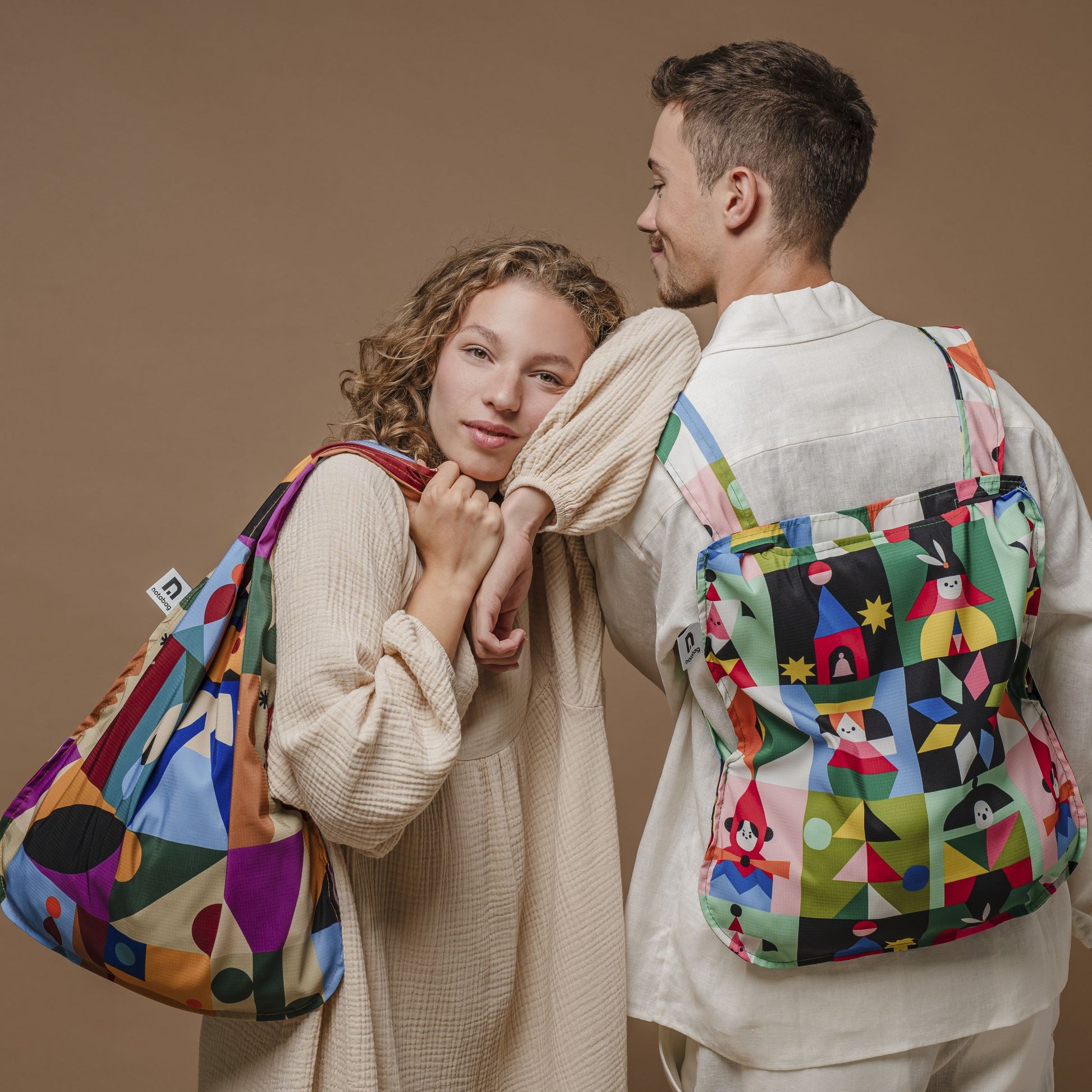 A smart combination of a bag and a backpack, foldable, lightweight and sturdy. Colourful design by Barcelona artist Judit Canela for notabag.