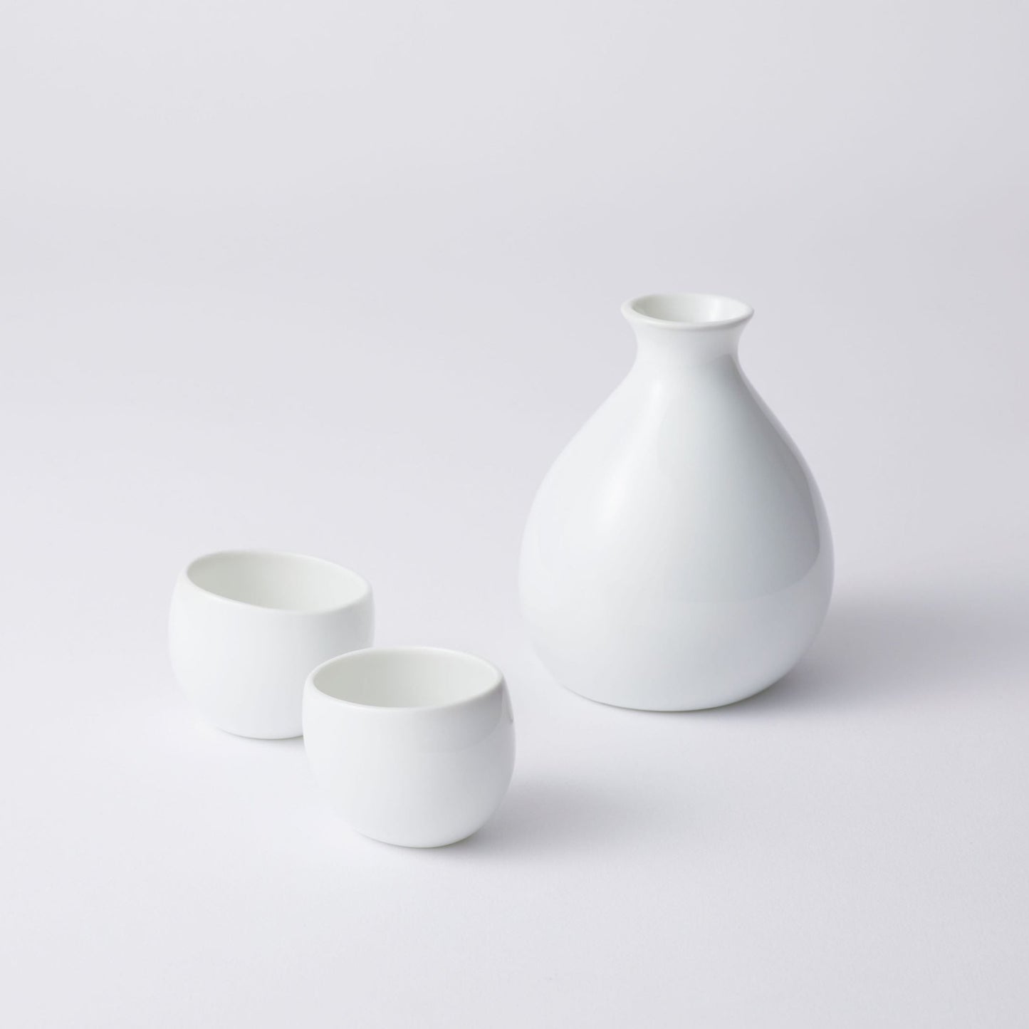 Ceramic Japan - you-ki porcelain sake botte with 2 Sake cups