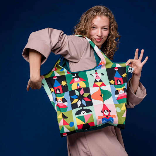 A smart combination of a bag and a backpack, foldable, lightweight and sturdy. Colourful design by Barcelona artist Judit Canela for notabag.