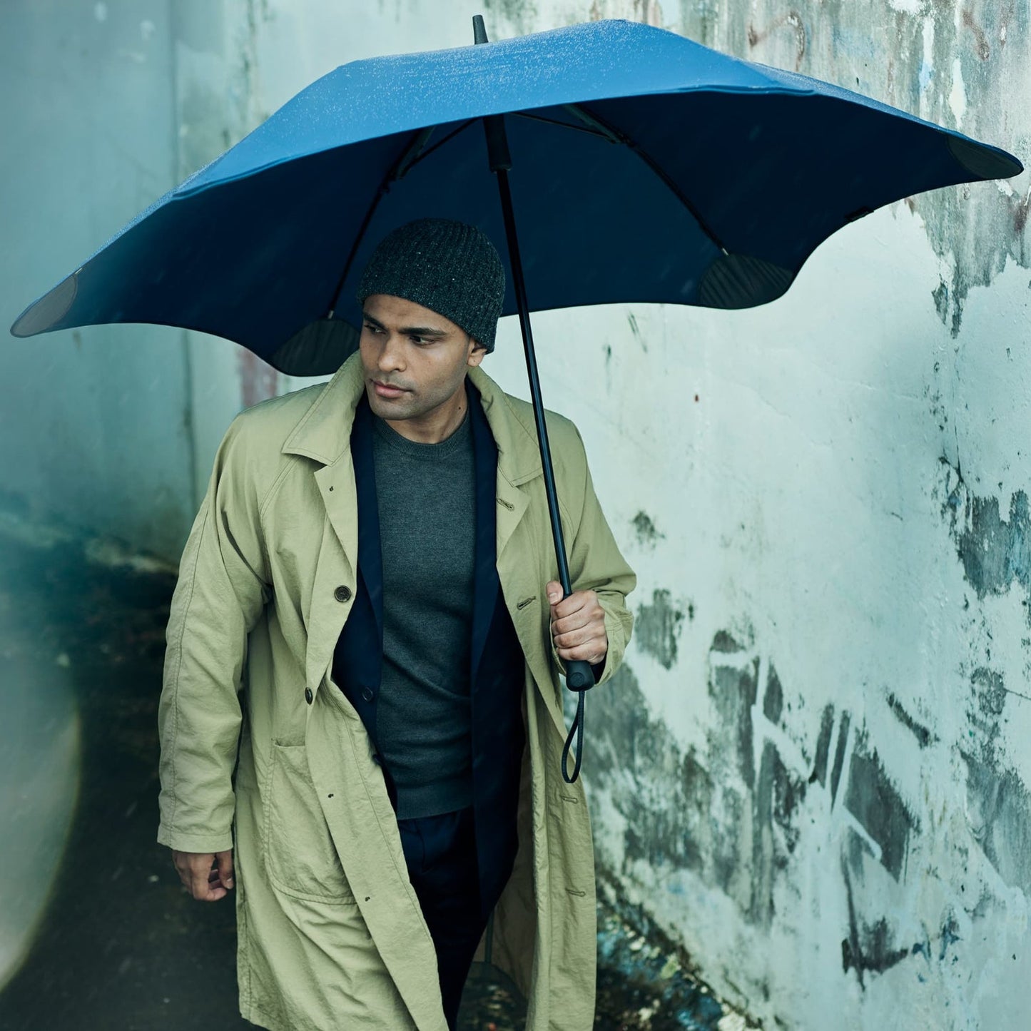 Stick umbrella that protects you in all weather conditions - built to last - with high-tension canopy