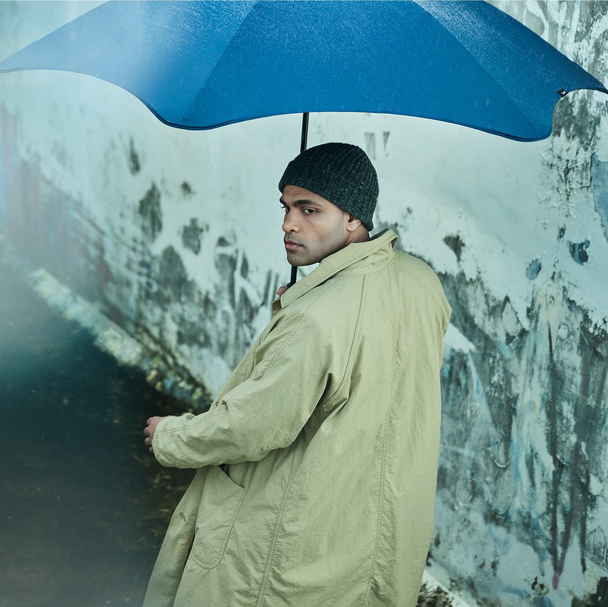 High-performance, aerodynamic umbrella that you keeps you protected from rain and wind in severe weather