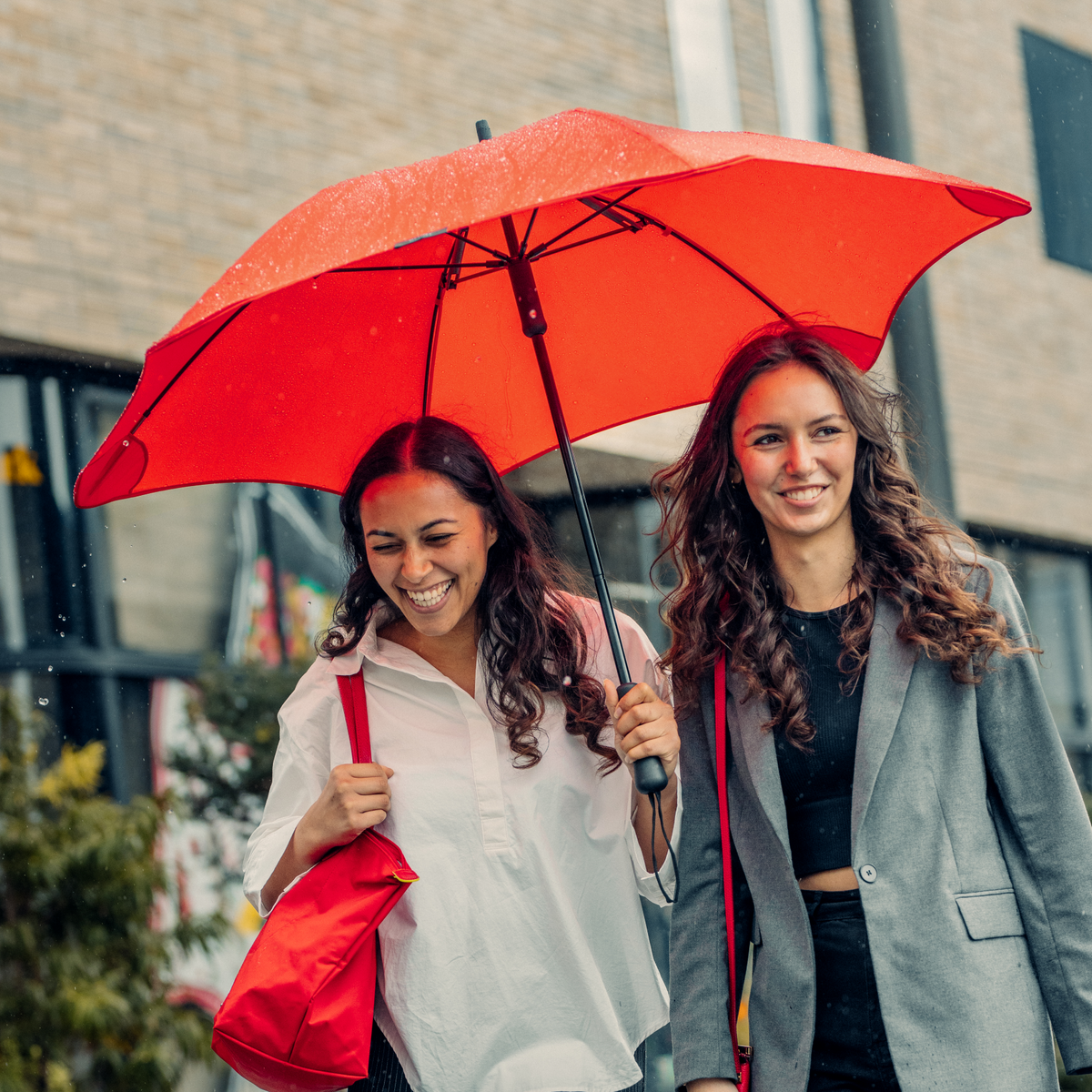 This umbrella is practical and a fashion accessory too - it boosts an outfit for a chic and understated style. All while keeping you protected from bad weather.
