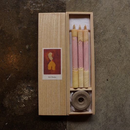Haze – 3er-Set langer „World Religion“-Kerzen in einer Geschenkbox aus Holz – Hommage an den indischen Sitar-Spieler Ravi Shankar