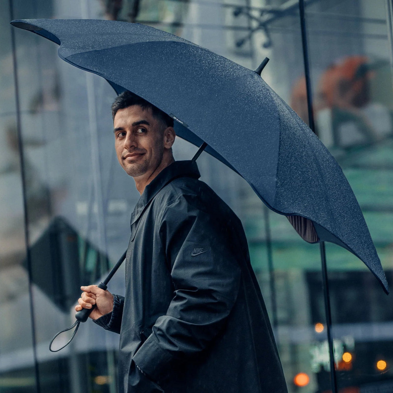 This large full-length street umbrella is in the business of keeping you dry with relentless performance and reliability. Confidently navigate the everyday with this stylish piece of equipment.