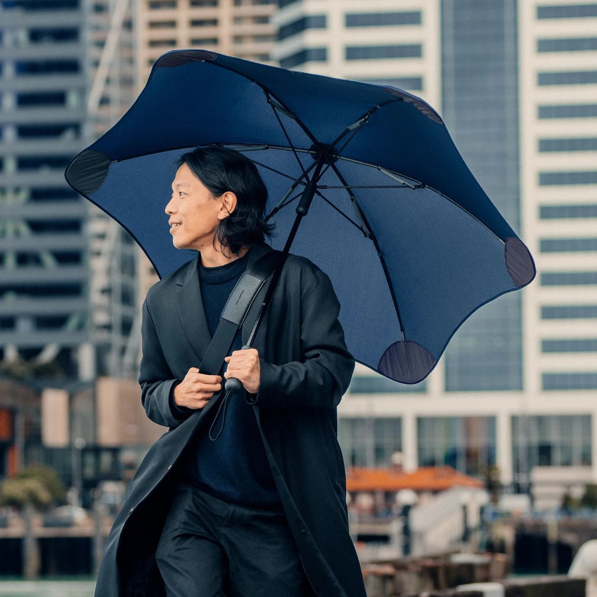 The executive full-length umbrella will you dry with relentless performance and reliability. Confidently navigate the everyday with this stylish piece of equipment.