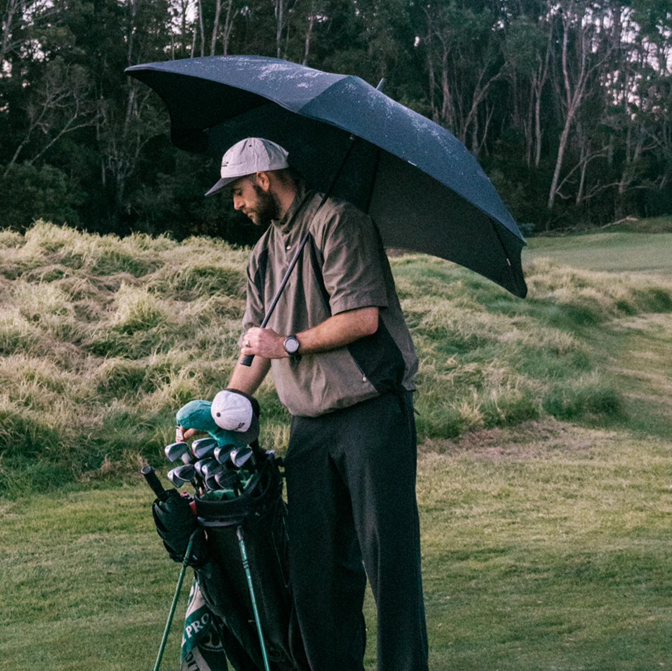 big and strong golf umbrella that protects from the sun, heavy rain and strong wind - made by BLUNT