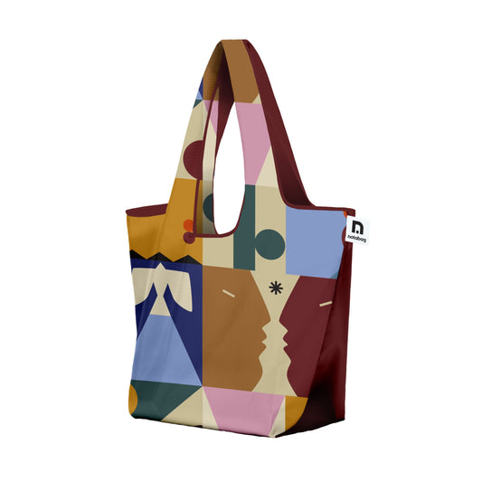 Foldable shopper and tote bag with much space and a beautiful design by Judit Canela. Made by Notabag.
