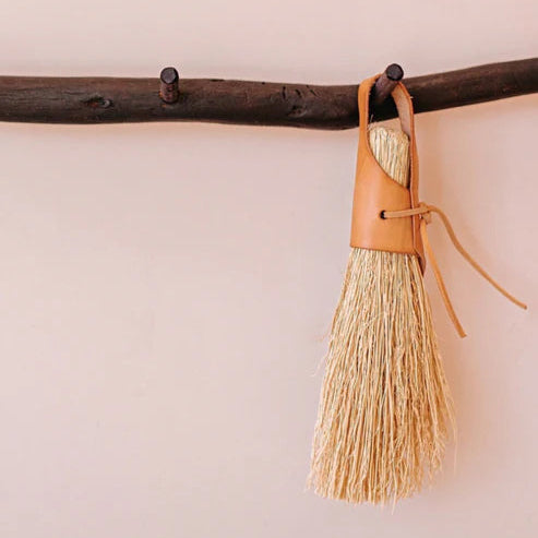 Sunhouse Craft - Pinceaux et balais - Pelle à poussière en cuir avec balais "Nesting Set"