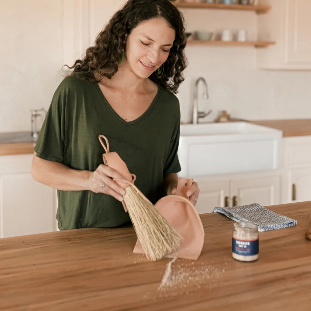 Sunhouse Craft - Pinceaux et balais - Pelle à poussière en cuir avec balais "Nesting Set"